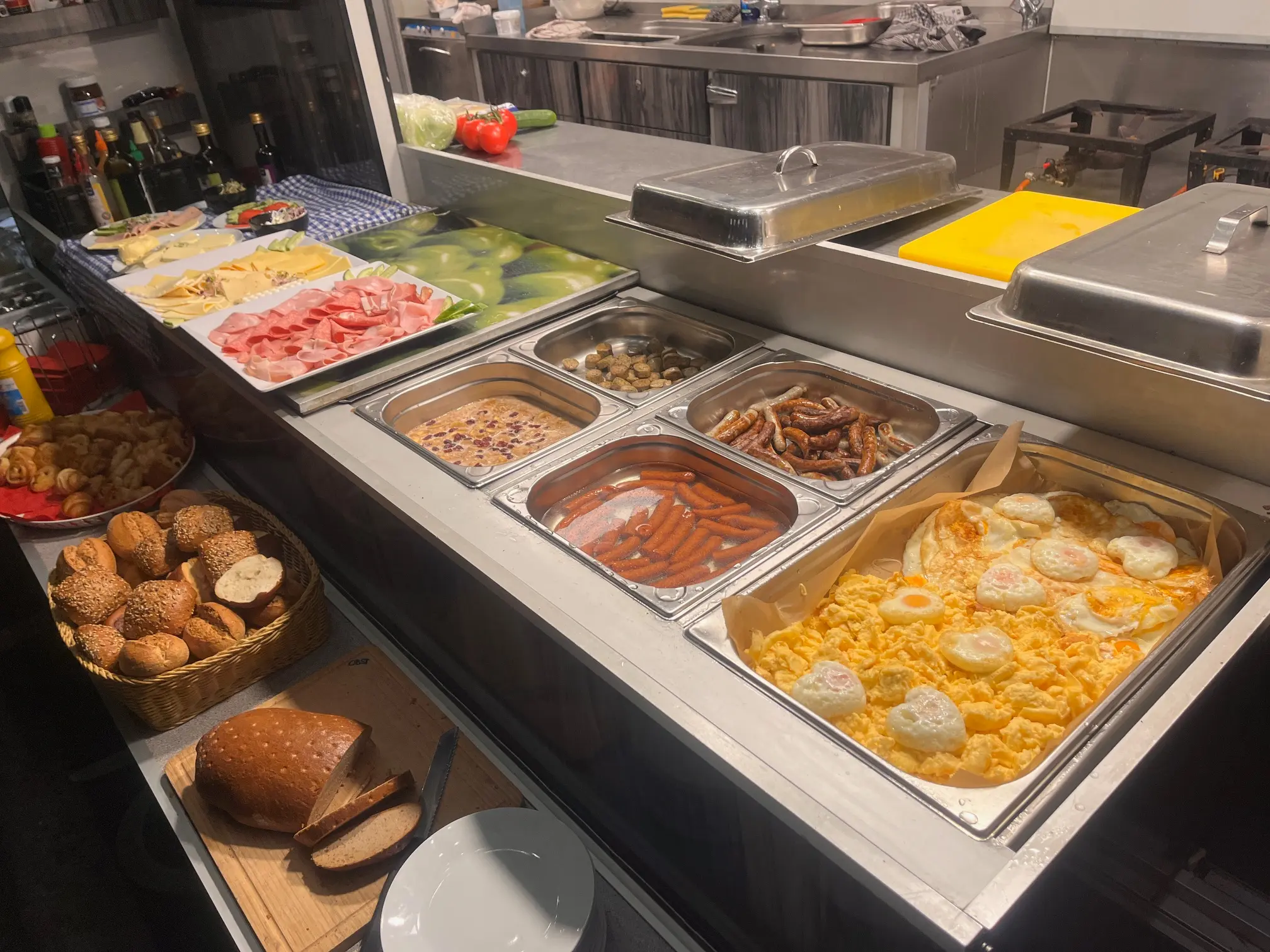 Mobile Catering Ausgabe im Fahrzeug von Seggert Filmcatering