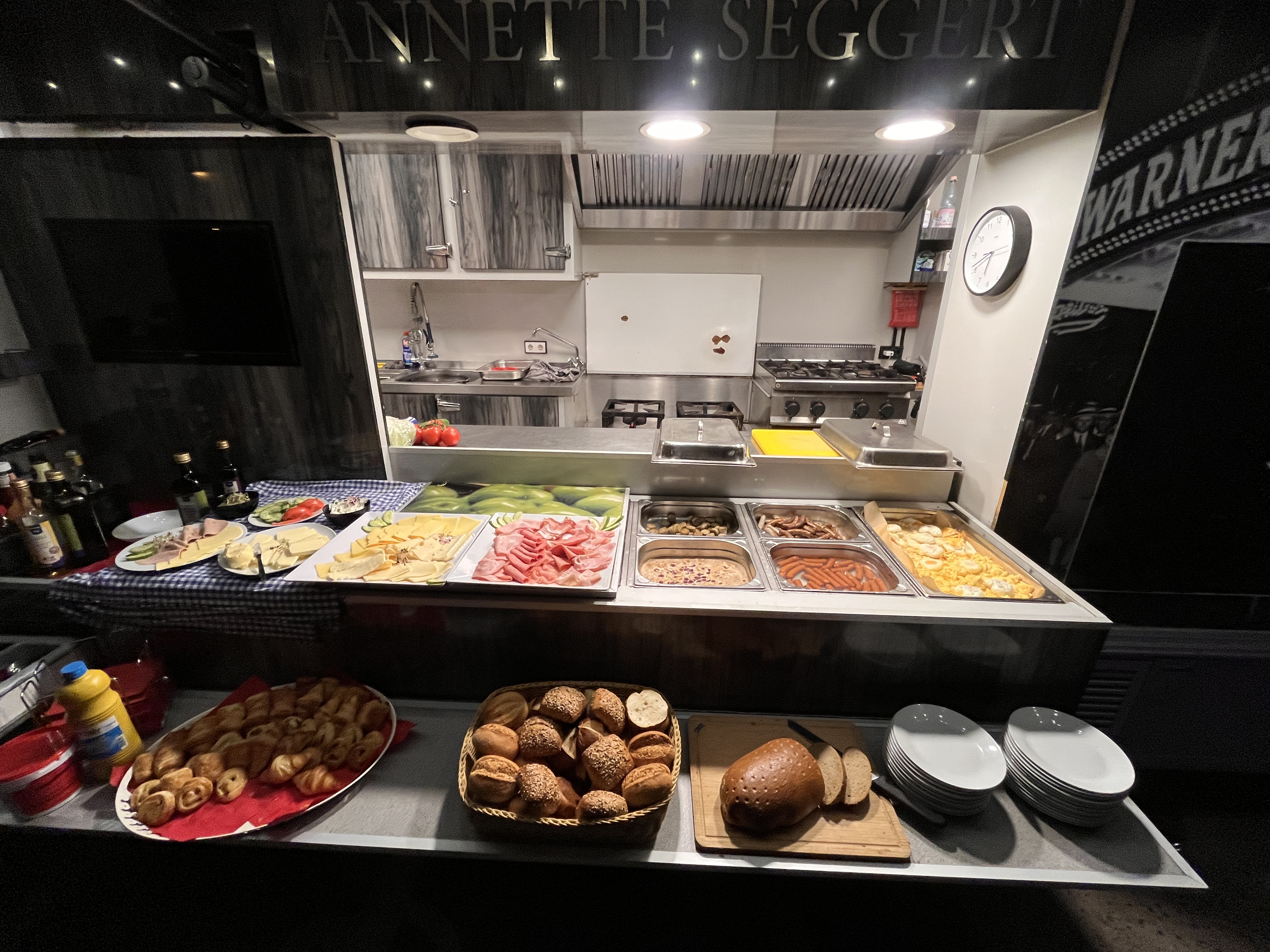 Frühstücksbuffet im Catering Fahrzeug mit Brötchen, Ei und warmen Speisen